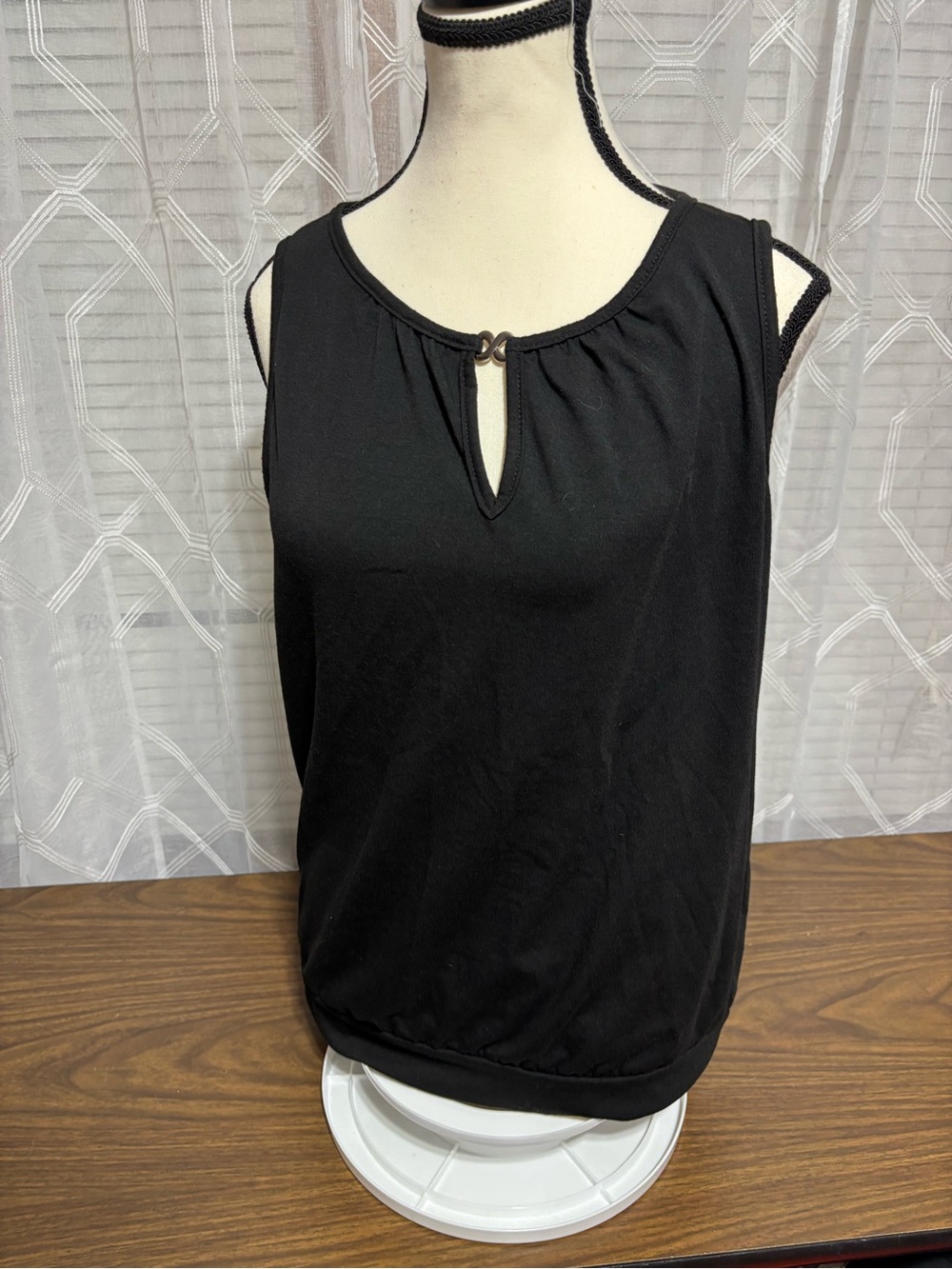 Women’s Medium Black Sleeveless Keyhole Top 17 p2p 25L